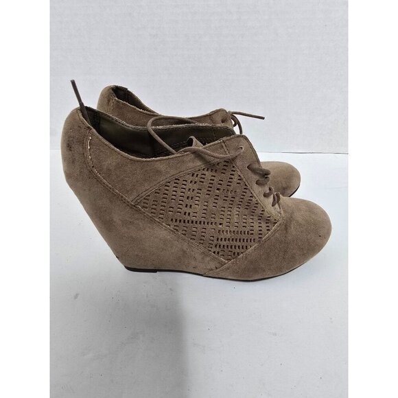 Fergalicious Dade Taupe Brogue Wedge Womens Shoe - Picture 1 of 13